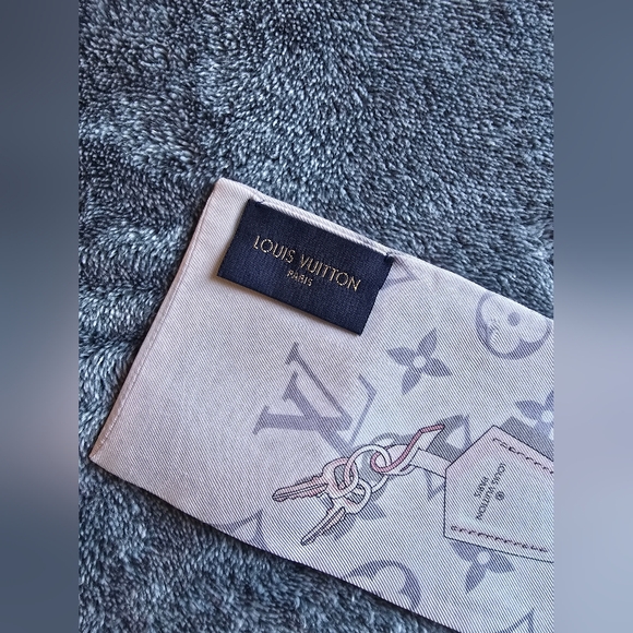 Louis Vuitton (LV) Bandeau - Picture 3 of 10